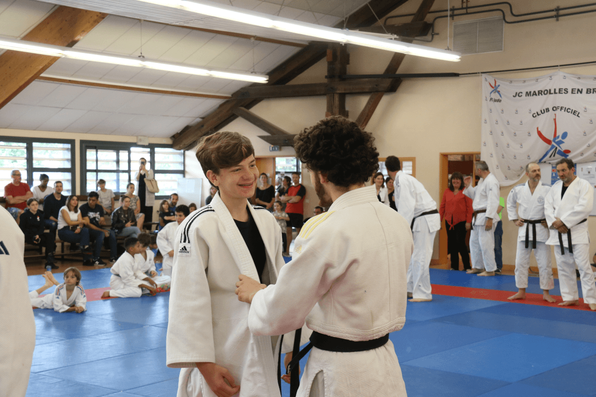 Grande photo de groupe prise au Dojo Family 2024, avec tous les judokas et leurs familles réunis sur le tatami.