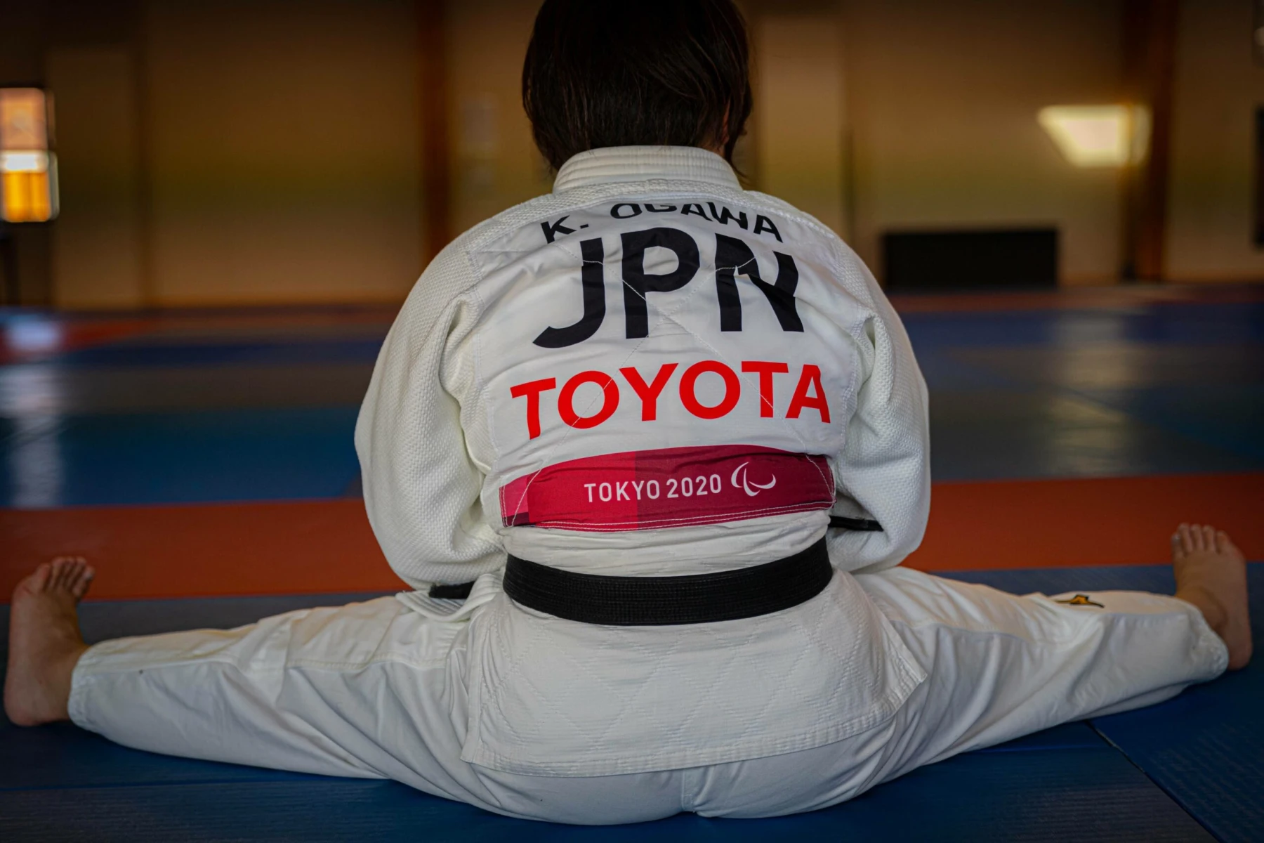 Judoka paralympique japonais de dos avec uniforme Tokyo 2020, nom 'K. Ogawa'.