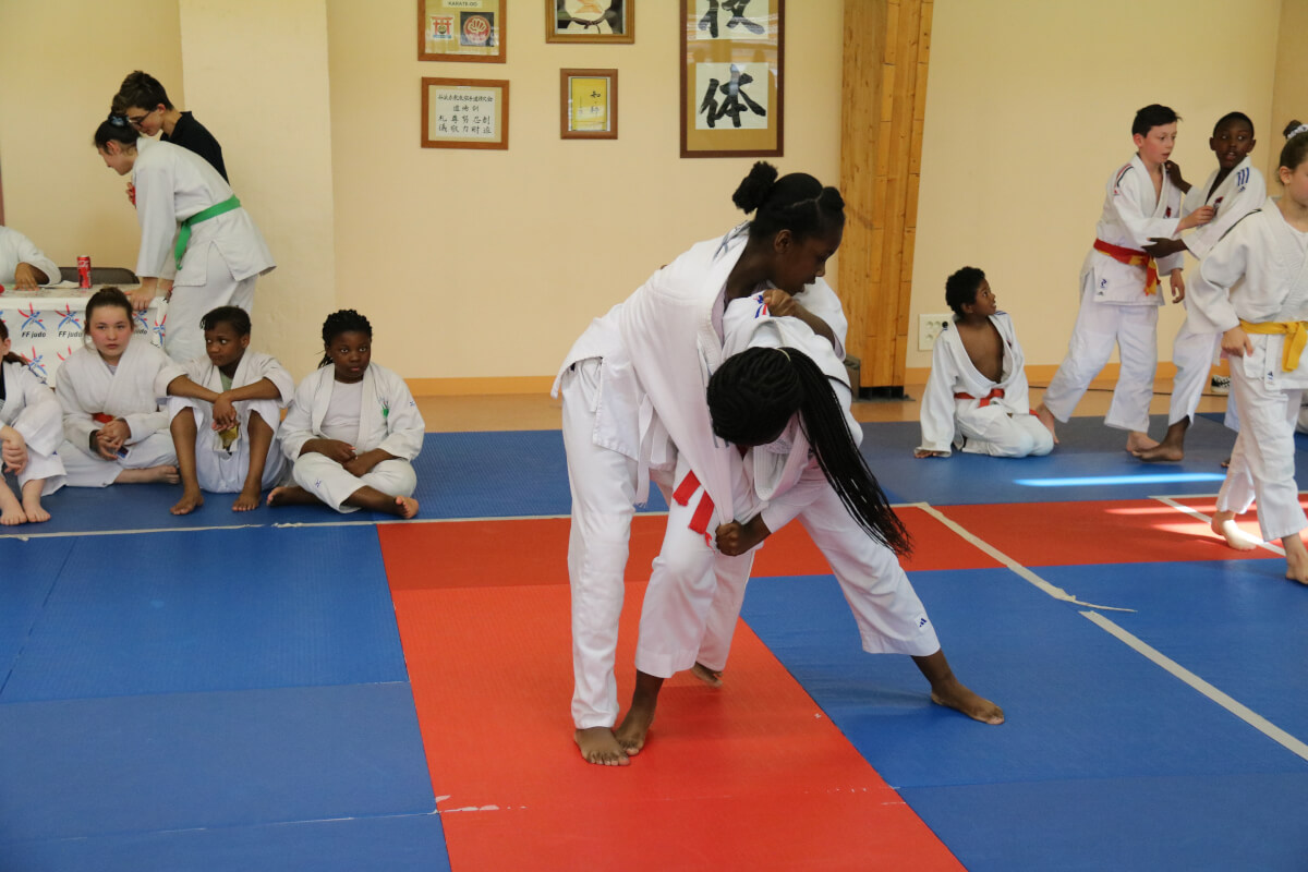Judokas en action, une jeune fille saisissant le kimono de son adversaire pendant un combat.