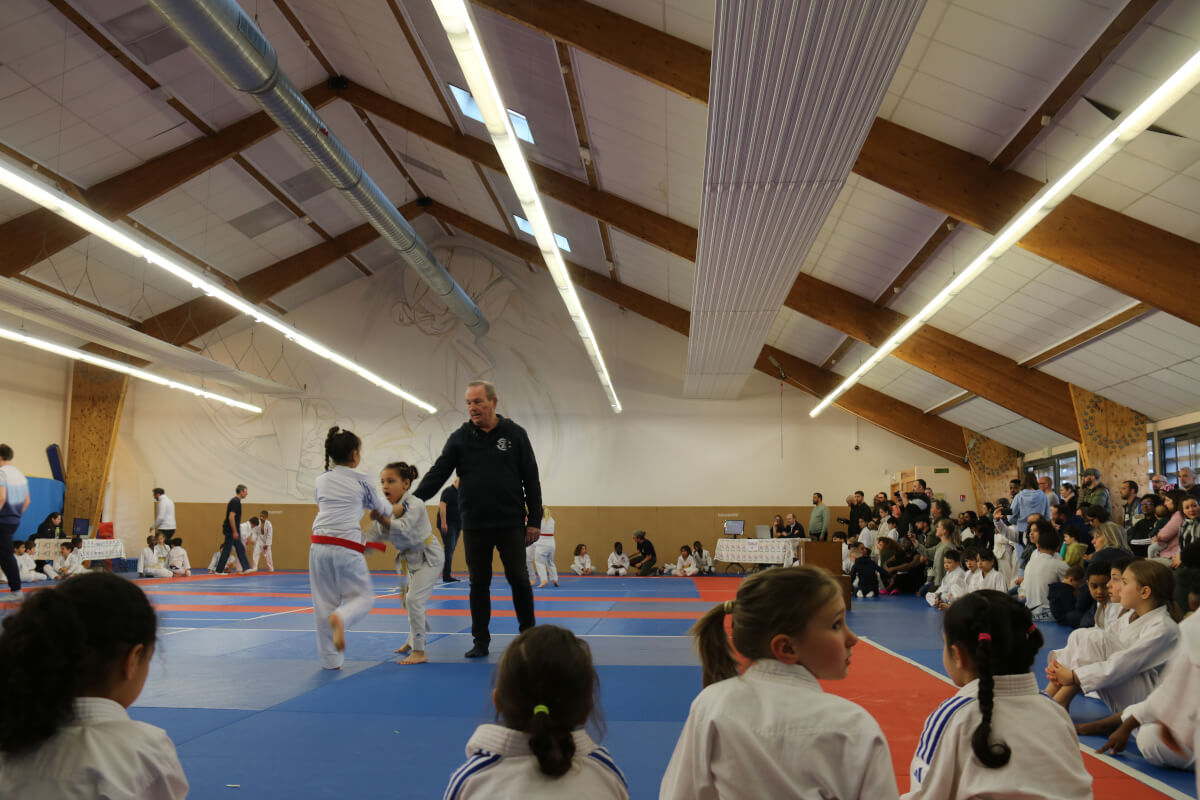 Jeune judoka recevant une médaille sur le podium après une victoire.